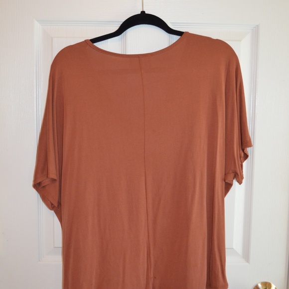 Boutique Twist Hem Top - Picture 3 of 3